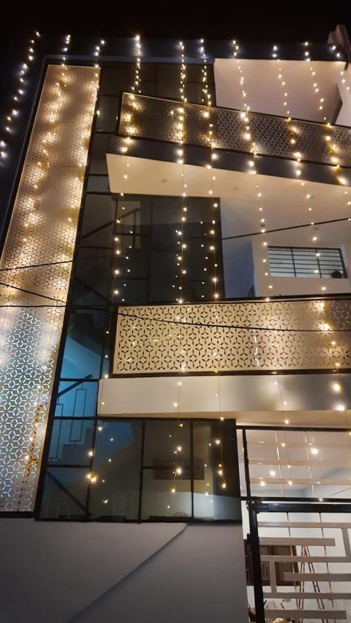 Hotel Advaitam Ujjain Esterno foto